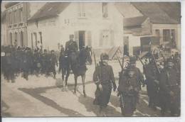 Soldats Dans Une Rue De SISSONNE - CARTE PHOTO - Maignelay Montigny