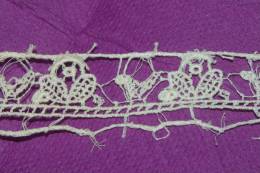 DENTELLE BRODERIE Ancienne FAITE à La MAIN  BOUQUET 5.25 M X 1.7 Cms De Large - Kant En Stoffen