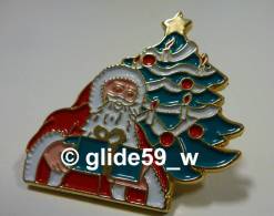 Pin's Père Noël Et Sapin (M. C. V. 20.65.10.00) - Christmas