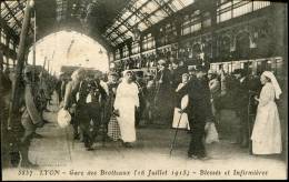 69..RHONE..   LYON   GARE DES BROTTEAUX  1915  BLESSES ET INFIRMIERES     ÉCRITE  ‹(•¿• )› - Other & Unclassified