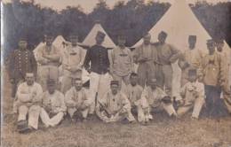 - Carte Photo Militaire Non Située  -  Soldats En Manoeuvres  -  13 Sur Un Képi - Manoeuvres