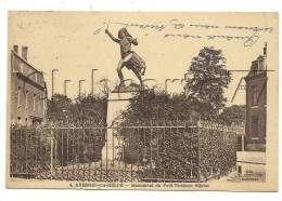 Avesnes-sur-Helpe (59) : La Statue Du Petit Tambour Sibrau  En 1933. - Avesnes Sur Helpe