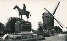 CASSEL - La Statue Du Maréchal Foch Et Le Vieux Moulin - Cassel
