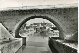 CPSM 30 BEAUCAIRE LE PONT SNCF SUR LE CANAL RELIANT LE PORT DE BEAUCAIRE AU RHONE 1959  Grand Format - Beaucaire