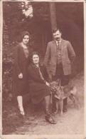21857 Carte Photo, LIVAROT, Avenue De Neuville -famille Couple Chien, Aout 1927 - Livarot