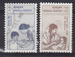 Bangladesh 1987/88 Mi. 259, 275 Gesundheitswesen Krankenschwester Impft Jungen, Trinkendes Kind - Bangladesh