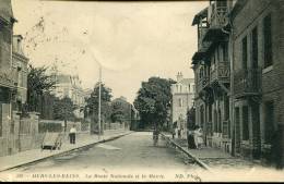 80--SOMME-- MERS LES BAINS   LA ROUTE NATIONALE ET LA MAIRIE     ECRITE‹(•¿• )› - Mers Les Bains