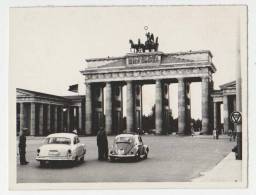Germany - East Berlin Customs - Old Time Car Volga , Volkswagen - Photo 120x90mm - Brandenburger Deur