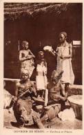 CARTE POSTALE ANCIENNE. MALI.  SEGOU.  L' OUVROIR. CARDEUSE ET FILEUSE. 1921. - Mali