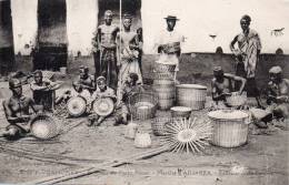 CARTE POSTALE ANCIENNE. BENIN. DAHOMEY.  PORTO NOVO.  ADJARRA. LE MARCHE.FABRICANT DE PANIERS. 1927. - Benin