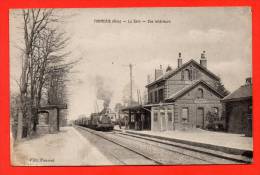 60 - FORMERIE - La Gare - Vue Intérieure. (belle Animatrion, Train) - Formerie