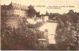 BERGUES - La Caserne, La Porte De Bierne, Vue Des Remparts - Bergues