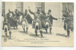 CPA - Highlanders Dansant Le Pas National Au Son De La Cornemuse ( Pendant La Pause ) - Oorlog 1914-18