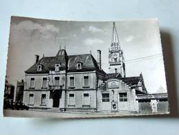 Carte Postale Ancienne : CHANTONNAY : L'Hotel De Ville Et Le Clocher - Chantonnay
