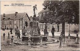 CPA Vertus Place De La République Et Fontaine En Champagne Militaires - Vertus