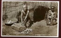 Cpa  D' Afrique Du Sud Old Native Woman Grinding Maize    EUG28 - Afrique Du Sud