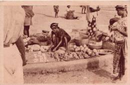 Delcampe - CAMEROUN: DOUALA - Sur Le Marché - Camerun