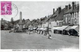 COURTENAY - LA PLACE DU MARCHE AVEC LE MONUMENT AUX MORTS - TRES BELLE CARTE - SEPIA - ANIMEE - NOMBREUX COMMERCES - TOP - Courtenay