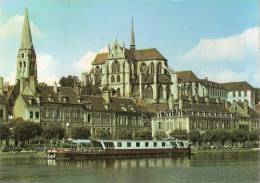 Auxerre ( 89) La Péniche Devant L'Abbaye Saint-Germain - Hausboote