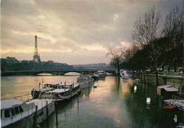 Paris ( 75 ) Péniches à Quai Sous La Parure Hivernale - Embarcaciones