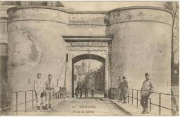 BERGUES - Porte De Bierne - Quelques Soldats - Bergues