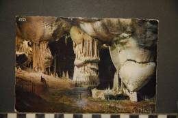 46- Les Grottes De Lacave   46/102     Les Trois Parques - Lacave