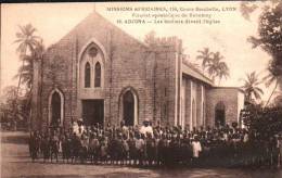 ADJONA  (Dahomey) - Ls ECOLIERS DEVANT L'EGLISE  -  Missions Africaines - Dahomey