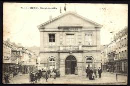 CPA ANCIENNE- FRANCE- MÉRU (60)- L'HOTEL DE VILLE EN TRES GROS PLAN DE FACE ET BELLE ANIMATION- COMMERCES - Meru