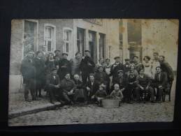 CP. 15. Façade D'un Café Avec Groupe De Personnes Devant Une Bassine De Moules. Initiales L.R.C.F. Sur Plusieurs Bérets - Caffé