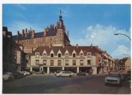 GIEN  - Le Château Et L'Avenue Du Maréchal Leclerc.  Voitures Des Années 60  .   CPM - Gien