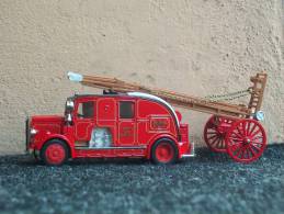 MATCHBOX  YESTERYEAR LEYLAND CUB FIRE ENGINE FK 7 1936 AVEC SA  BOITE  Scala 1/49 - Matchbox