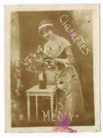 CHROMO EROTIQUE FEMMES  PIN UP Cigarettes MELIA  : " Femme Au Bouquet De Fleurs " - Melia