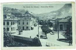CARTOLINA -  UN SALUTO DA CHIASSO - PIAZZA DELLA STAZIONE - ANIMATA - VIAGGIATA ANNO 1913 - Chiasso