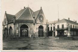 MONTENDRE - Les Halles Et Le Monument Aux Morts - Montendre