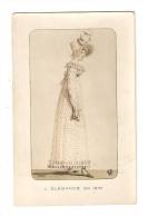 CPA : L´Elégance En 1814 :  Jeune Femme Debout  Robe Blanche Plumetis - Chapeau - Mode