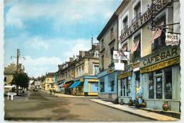 ECOMMOY  - La Place Et La Rue Gambetta.(Hotel De France) - Ecommoy