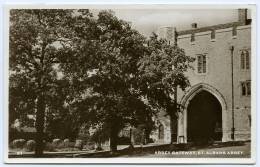 ST ALBANS ABBEY : GATEWAY / ADDRESS - EDGWARE, CANONS DRIVE, OAKCROFT (POYSER) - Hertfordshire