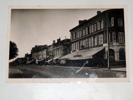 Carte Postale Ancienne : PAUILLAC : Quai Albert Pichon Avec Grand Café De La Marine - Pauillac