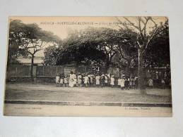 Carte Postale Ancienne : Nouvelle Caledonie : NOUMEA : La Sortie De L´Ecole Des Filles - Nuova Caledonia