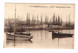 LA TURBALLE ( Loire Atlantique )  Au Port - Bateaux Entre Les Jetées - La Turballe