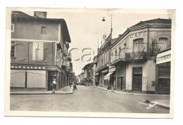 Casteljaloux (47) : La Grande Rue Prise Au Niveau Du Magasin De Chaussures En 1950 (animée). - Casteljaloux