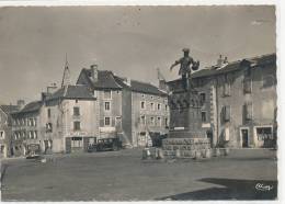 48 // CHATEAUNEUF DE RANDON   La Place Et Statue De Duguesclin    CSPM - Chateauneuf De Randon