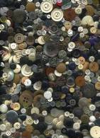 - LOT IMPORTANT DE BOUTONS ANCIENS . EN VRAC NON TRIE . - Buttons