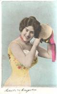 67056) Cartolina Che Raffigura Una Donna In Posa Con In Mano Un Tamburello - Non Classés