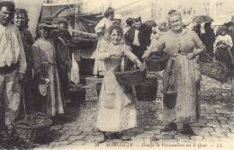 MARSEILLE GROUPE DE POISSONNIERES SUR LE QUAI VIEUX PORT MARCHANDES DE POISSONS METIER BELLE REPRODUCTION - Petits Métiers