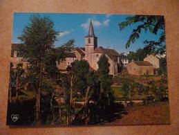 AUMONT AUBRAC - Un Coin Du Village Et L´Eglise - Aumont Aubrac