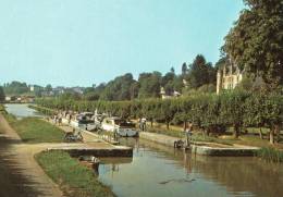 58 CHATILLON EN BAZOIS LE CANAL DU NIVERNAIS BATEAUX DANS L´ECLUSE Aux Pieds Du Château - Chatillon En Bazois