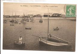 17 -  ILE D´ OLERON -  LA COTINIERE  -  Le Port à Marée Basse - Animation  Un Pêcheur Rejoint Son Bateau à La Godille - Saint-Pierre-d'Oleron