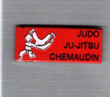 Pin´s  Sport  JUDO  JU - JITSU  à  CHEMAUDIN  ( 25 )  Fond  Rouge - Judo