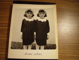 DIANE ARBUS APERTURE MONOGRAPH MILLERTON NEW YORK PHOTOS FOTOS PHOTOGRAPHY TRANSVESTITE  HERMAPHRODITE MAN WOMAN CHILD - Arte